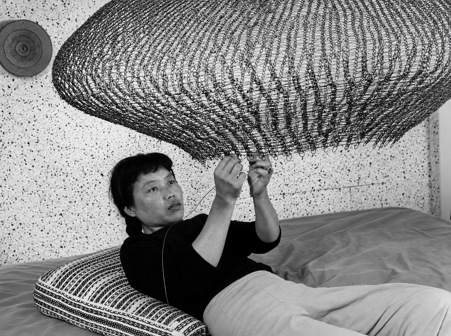 Ruth Asawa con sombreros y obras