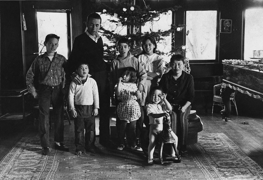 Ruth Asawa en su taller con sus obras