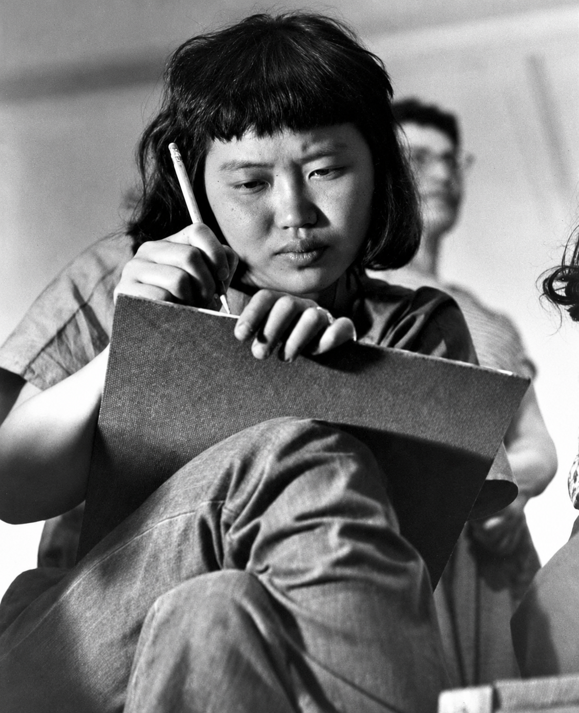 Ruth Asawa estudiando