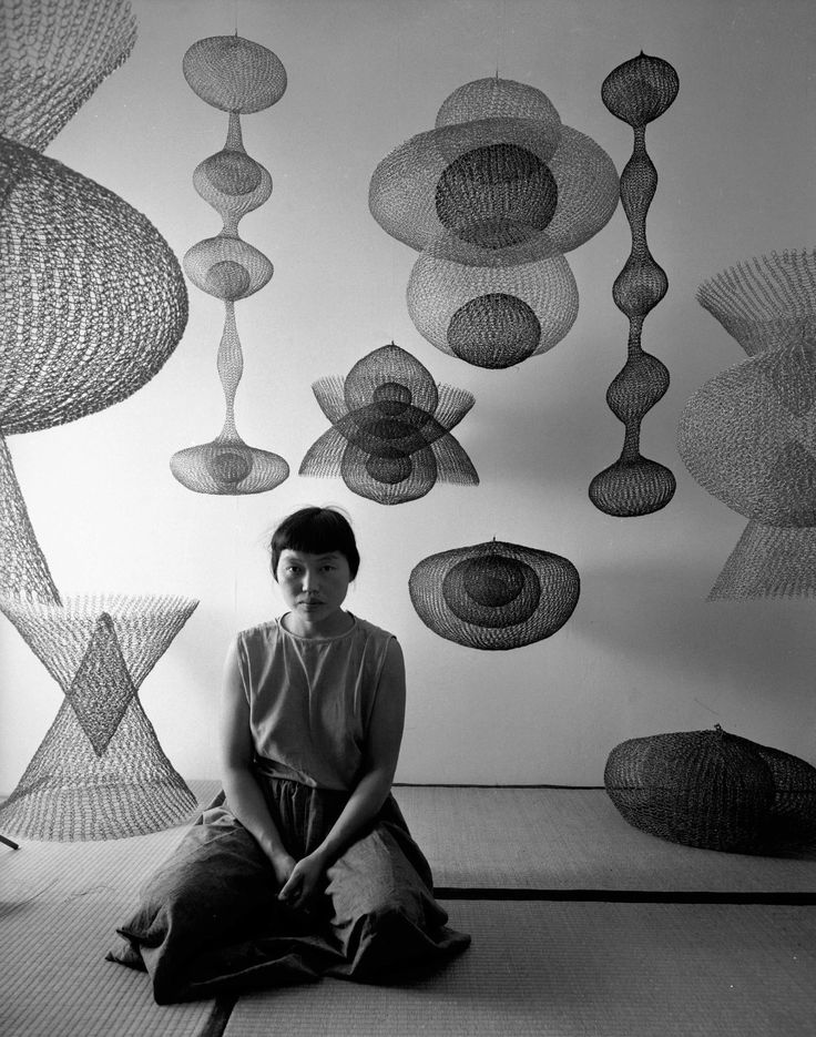 Ruth Asawa en su estudio