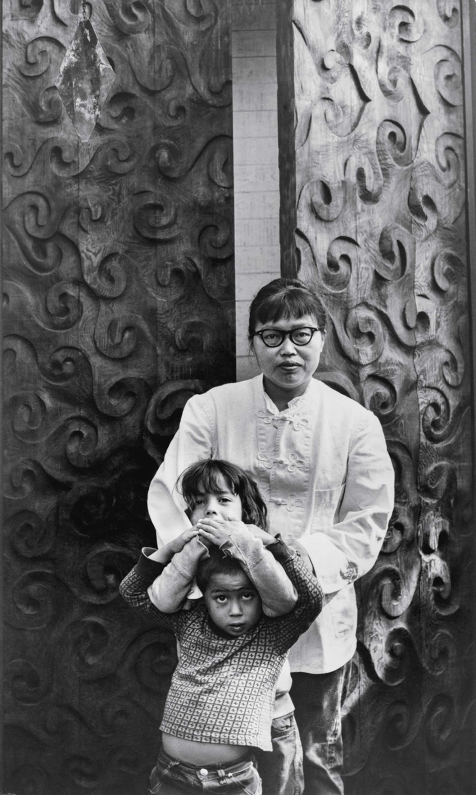 Ruth junto a dos de sus hijos